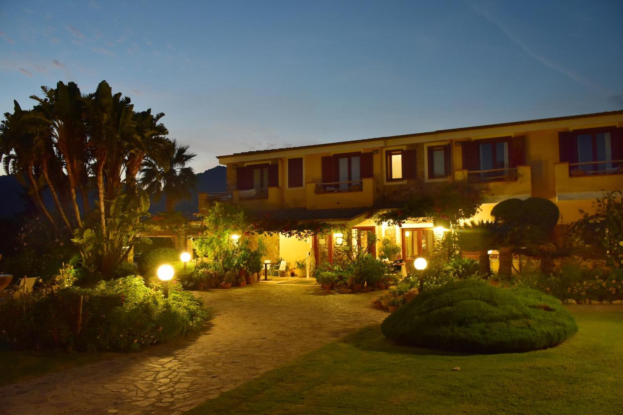 Le Anfore Hotel Villasimius Exterior photo